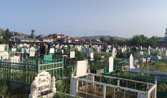 Van’da bayramın ilk günü mezarlıklar ziyaret edildi