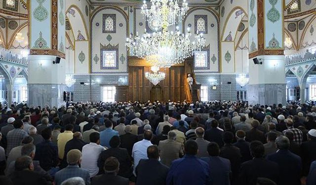 Van’da bayram namazı kılındı