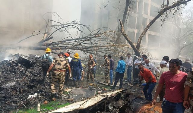 Hindistan'daki uçak kazasından sağ kurtulan yolcu yürürken görüntülendi