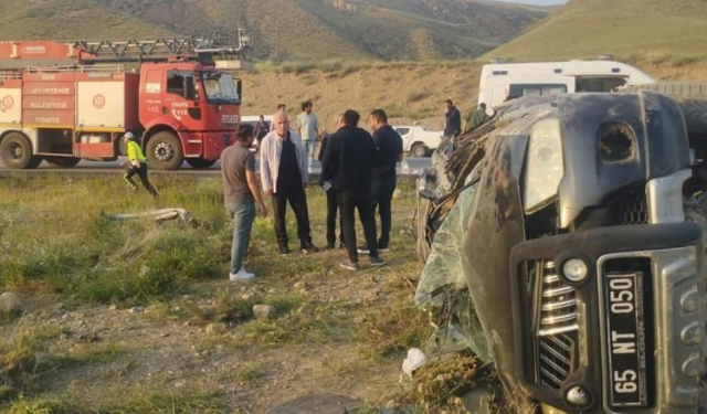 Van'da kamyonet takla attı