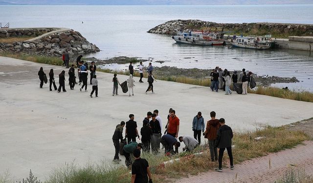 Van Gölü kıyısında çöpler toplandı.