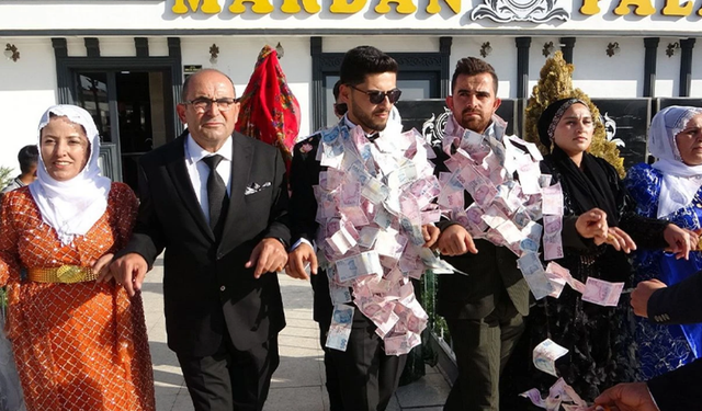 Van'da aşiret düğününde rekor takı töreni