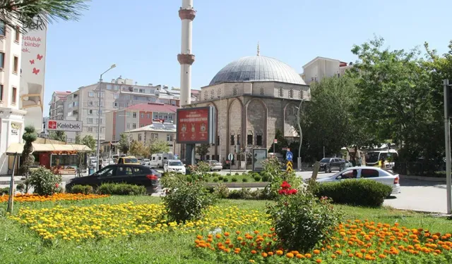 Van'daki cadde ve kavşaklar çiçek açtı