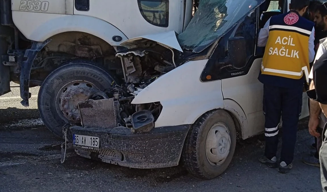 Van'da minibüs ile kamyon çapıştı