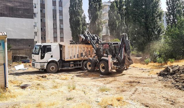 Van Büyükşehir Belediyesi’nden hafriyat temizleme çalışması
