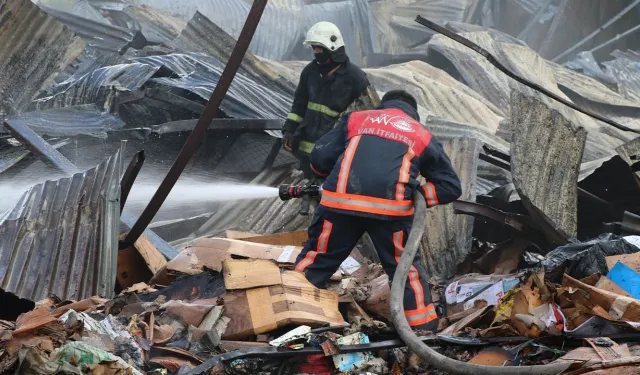Van’da hurdacılar sitesi’nde çıkan yangın kontrol altına alındı