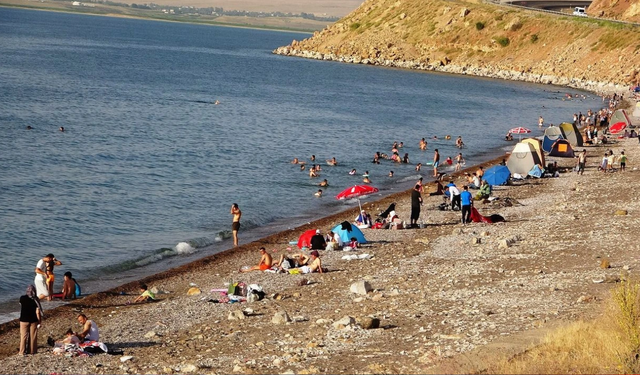 Van Gölü sahilleri yaz aylarının vazgeçilmezi oldu