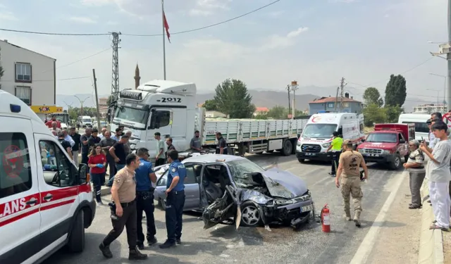 Van'da TIR ve otomobil çarpıştı; aynı aileden 4 kişi yaralandı