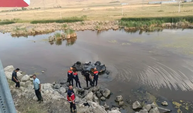 Van'da otomobil dereye uçtu; 3 kişi yaralandı