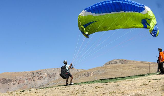 Yamaç Paraşütü Hedef Şampiyonası bugün Van’da başladı