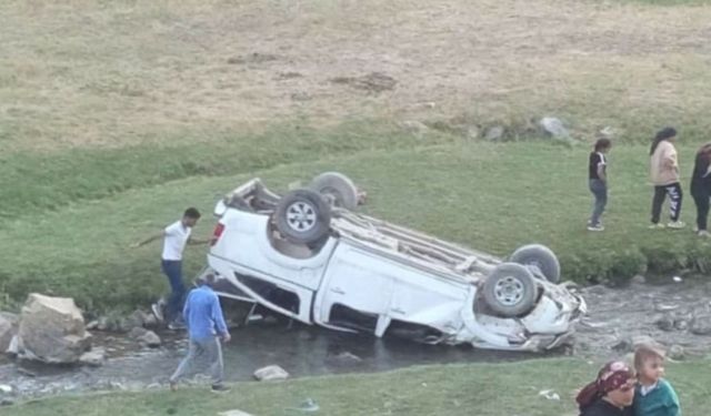 Van'da kamyonet uçuruma yuvarlandı, yaralılar var!
