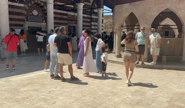 Van'daki tarihi camide tartışma yaratan görüntü
