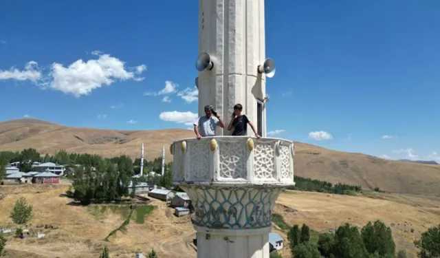 Van'da telefonla konuşmak için minareye çıkıyorlar