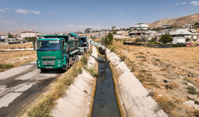 Van Edremit’te o kanal temizleniyor