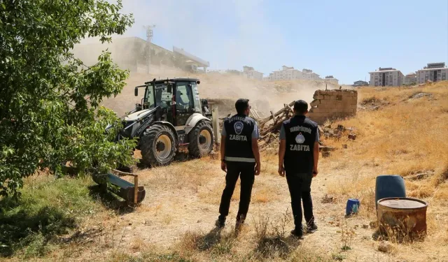 Van'da metruk binalar ve ahırlar yıkılıyor