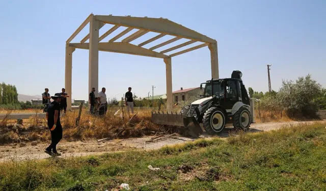 Van’da kamu alanlarını işgal eden yapıları kaldırıyor