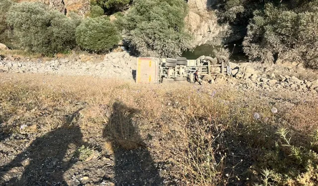 Hakkari'de kamyon uçuruma yuvarlandı: 1 ölü