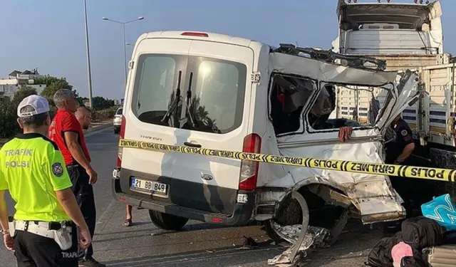 Öğrencileri taşıyan minibüs tıra çarptı: 2 ölü, 10 yaralı