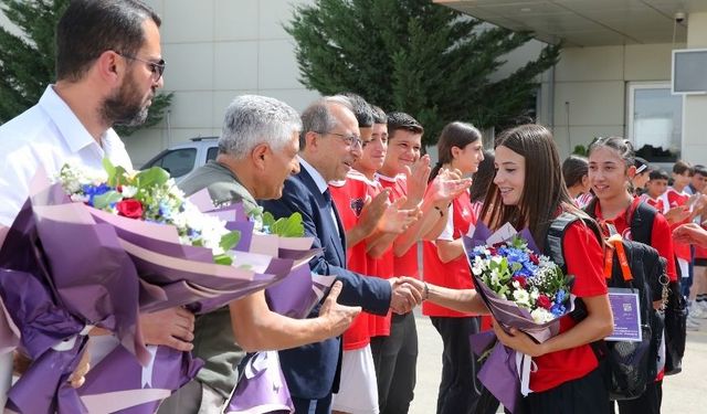 Avrupa ikincisi Edibe Yağız'a Van'da çiçekli karşılama
