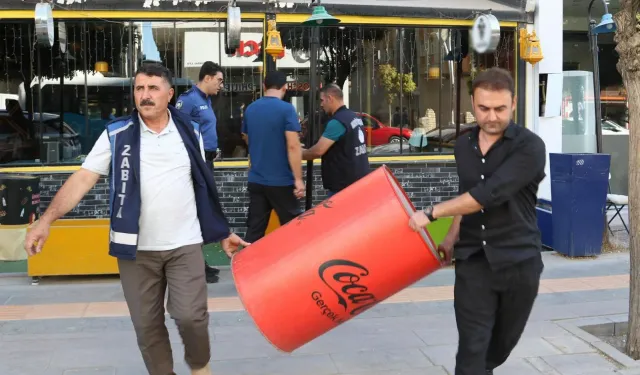 Van’da kaldırımlara bırakılan ürünler toplatıldı