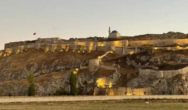 Van Kalesi'nin surlarına korkuluk yapıldı