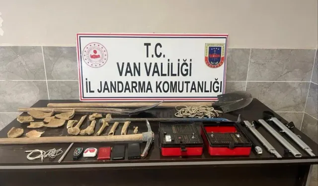 Van’da yapılan kaçak kazıda kemik parçaları ele geçirildi