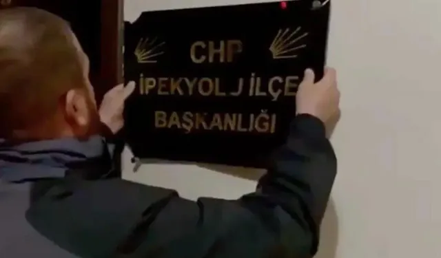 İmralı kararının ardından CHP'nin Van'daki binasına saldırı