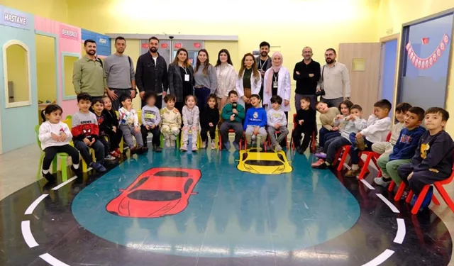 Van’da gazeteciler minik öğrencilerle buluştu