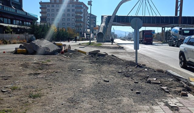 Van Adalet Sarayı karşısındaki ki kaldırım tepki çekti