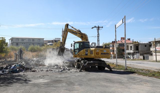 Elmalık Yolu’nda yıkım çalışmaları sürüyor