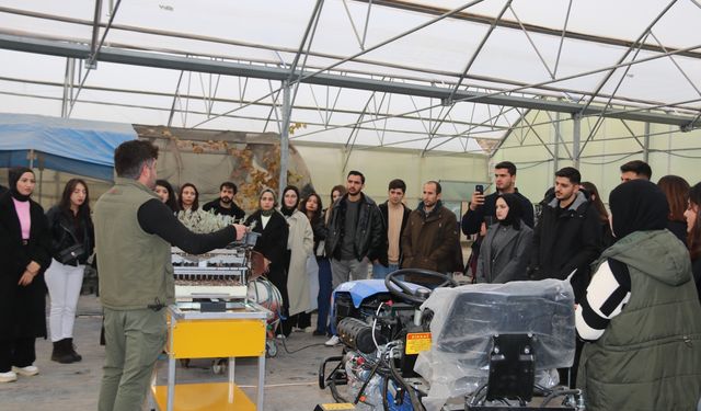 Van YYÜ öğrencileri Edremit Belediyesi serasını ziyaret etti