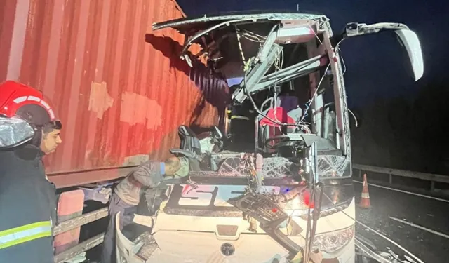 Yolcu otobüsü tıra çarptı! Çok sayıda ölü ve yaralı var