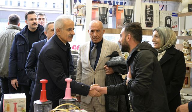 Bakan Uraloğlu Van’da esnafla buluştu