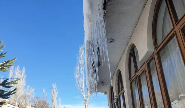 Van'da soğuk hava çatıları dondurdu