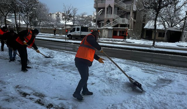 Van’da karla mücadele seferberliği: 240 araç, 600 personel sahada