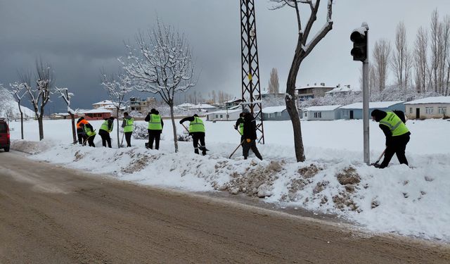 Van’da Kış Alarmı: Kırsal Mahallelerde ulaşım ve eğitim aynı anda aksadı
