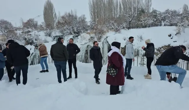 Muradiye Şelalesi kış manzarasıyla ziyaretçilerin ilgi odağı oldu