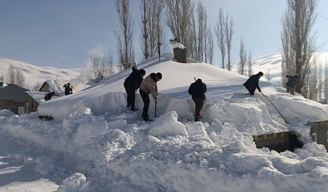 Yüksekova'da kar altında kalan evler imece usulü temizlendi