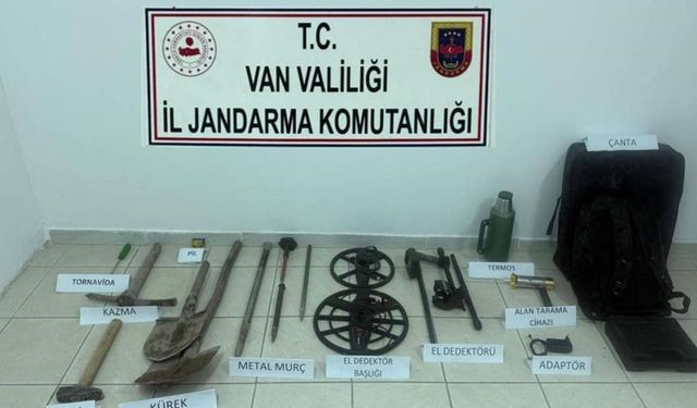 Van'da tarihi kale yakınında kazı yapan 2 kişi yakalandı