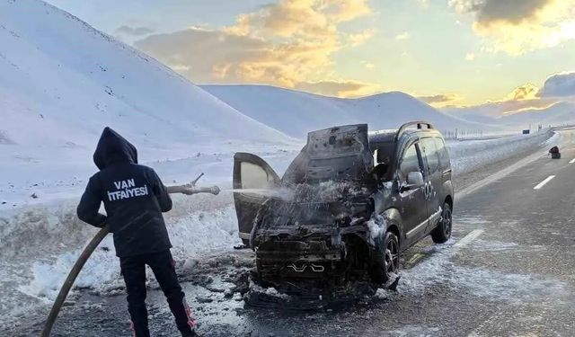 Van’da seyir halindeki kapalı kasa kamyonet alev aldı