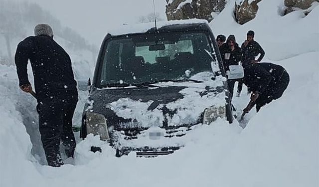 Van’da çığ faciası: Bahçesaray’da bir aile ölümden döndü