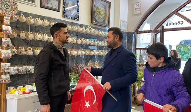 Van'da AK Parti Gençlik Kolları üyeleri esnafa Türk bayrağı hediye etti