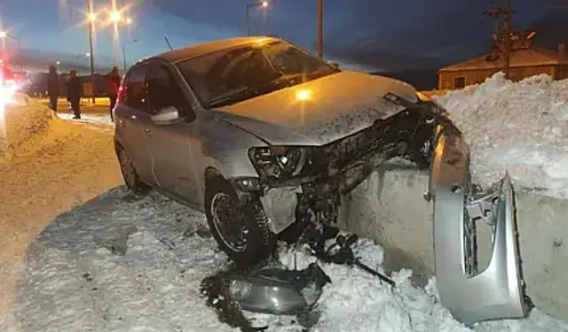 Gevaş’ta otomobil istinat duvarına çarptı: 3 yaralı