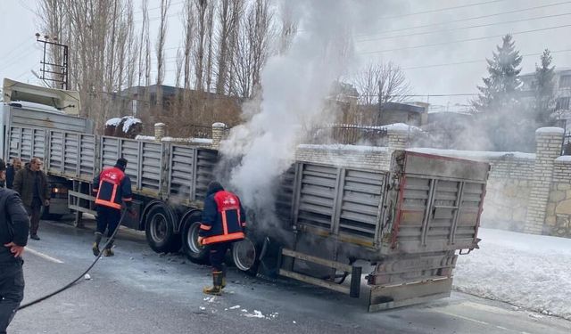Van Edremit’te seyir halindeki tırın lastikleri alev aldı