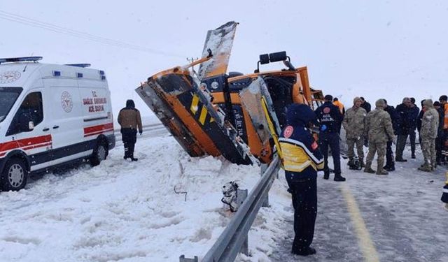 Van’da karla mücadele aracı kaza yaptı: Ölü ve yaralılar var