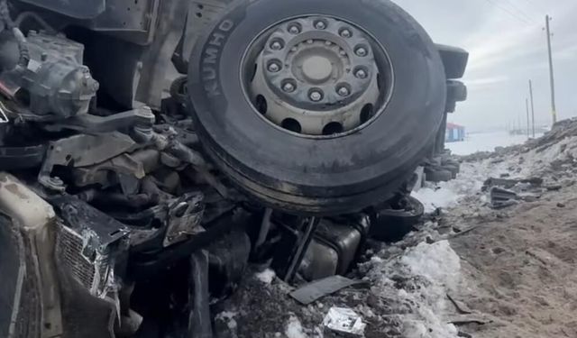 Van Erciş’te tır şarampole devrildi: 1 kişi yaralandı