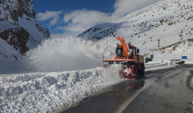 Van-Bahçesaray yolu 43 gündür kapalı! Karabet Geçidi’nde kar 2 metreyi geçti