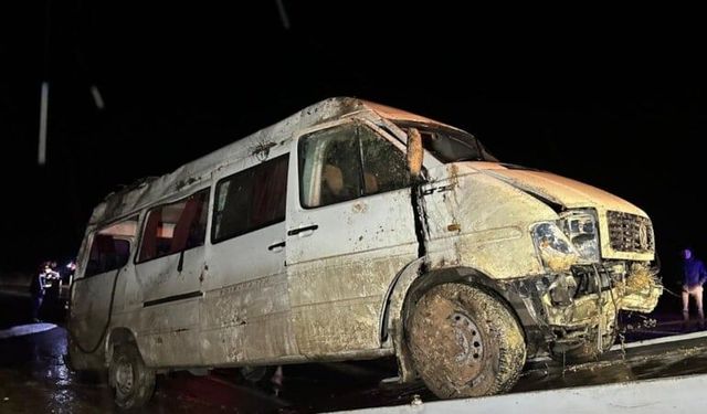 İşçi servisi şarampole devrildi: 17 yaralı