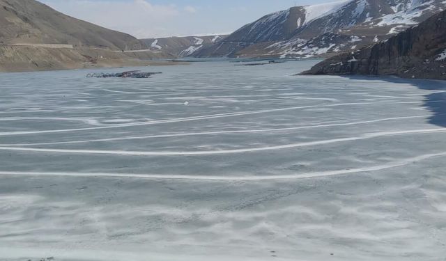 Van'da Sibirya soğukları: Barajlar buz tuttu