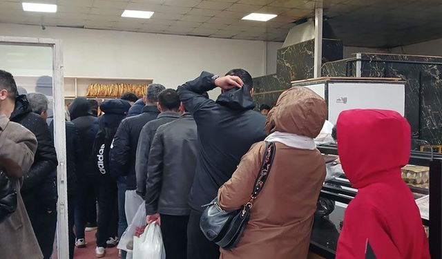 Van’da Ramazan pidesi kuyruğu